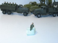 FJ, 1 soldat assis métal peint pour gmc (ou dodge) militaire FRANCE JOUET (R09)