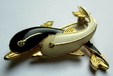 broche couleur or couple de dauphins émail beige et noir bijou rétro 5011