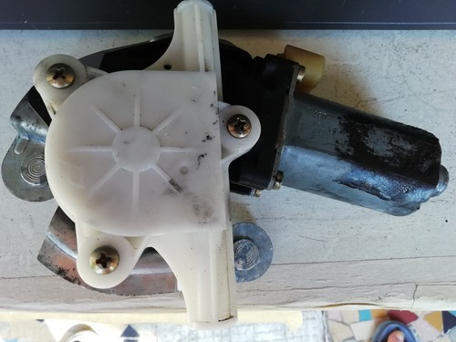 Moteur lève vitre avant - , droit