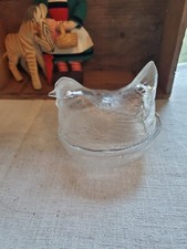 JOLIE PETITE POULE EN VERRE  SUR SON NID