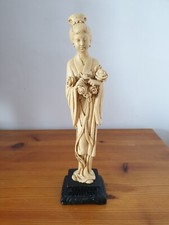 Figurine geisha en résine