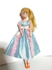 Jolie poupée habillée