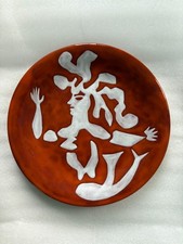 Assiette en faïence signée