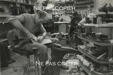 BOTTIER vers 1975 grande photo 23 x 18 cm par Alain Aubert chausseur chaussure