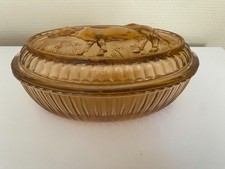 Beurrier verre moulé rosé décor vache en relief sur le couvercle