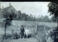 LOT DE 2 PLAQUES PHOTO VERRE 12 x 9 CM NEGATIF , ENFANT JEUNE FEMME EXTERIEUR