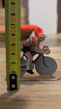 figurine ancienn cycliste en alu tour de France. 6cm de hauteur 7.5cm de largeur
