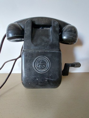 Téléphone mural soviétique