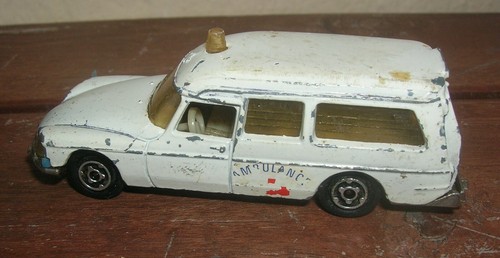 Majorette ambulance 21 - ambulance,
