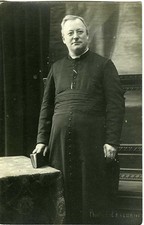 Un prête curé en soutane pose, CARTE PHOTO vers 1920