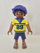 ENFANT SPORTIF HABILLE EN JAUNE AVEC BALLON DE RUGBY PLAYMOBIL...