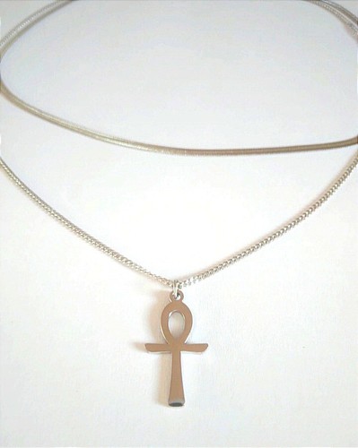 Croix ankh discrète avec - de,