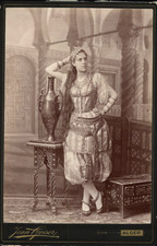 Madame Musnier en tenue Orientale.  Vintage albumen print.Photographie d'