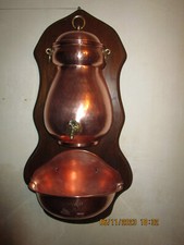 BELLE FONTAINE EN CUIVRE MARTELEE AVEC SUPPORT EN BOIS
