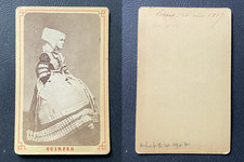 Femme en costume breton de