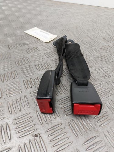 Attache ceinture arriere droit