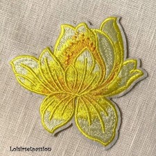 Écusson patch, FLEUR de LOTUS LYS JAUNE, 8 x 8 cm, Applique brodée C142