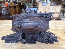 Boîte sculptée Forêt Noire – tonneau & lièvres – 26×15×16 cm – ancien