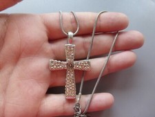 gros collier fantaisie 16gr : chaîne 50cm maxi réglable croix 4,5x3cm strass tbé