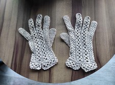 Délicate paire de gants en dentelle ancienne, petite taille