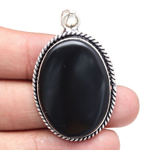 Pendentif noir pierre
