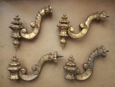 Lot de quatre porte-embrases de rideaux éléments en bois doré XVIIIe à restaurer