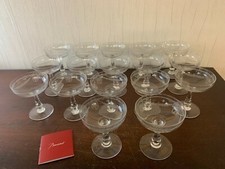 16 coupes à champagne gravées fleuri cristal de Baccarat (prix à la pièce)