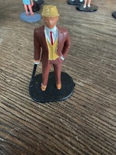 SCALEXTRIC FIGURINE SPECTATEUR AVEC CANNE 1/32 54 MM PIECE DE DIORAMA MARRON