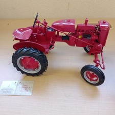 2-4 anciens tracteurs jouets