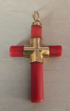 Pendentif barrettes de corail rouge enchâssées dans un insert central en or 18k