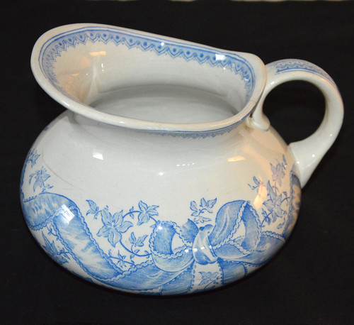 Ancien petit broc - petit, toilette