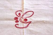 monogramme "G"  brodé  point de tige - artisanat - 8 x 7 cm - sur nid d'abeille