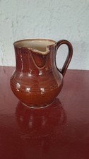 Pichet artisanal en grès vernissé brun – poterie française signée “S” – 15 cm –