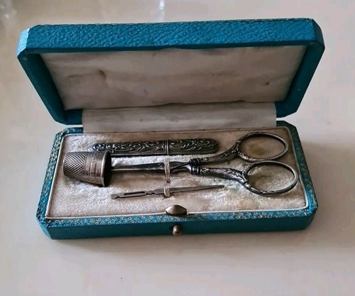 Ancien necessaire couture - de,