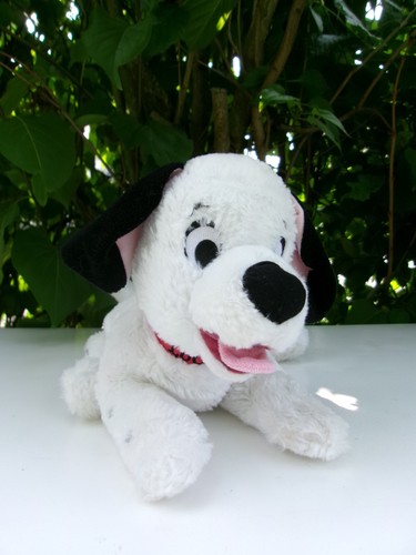 Peluche bébé chien couché