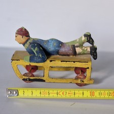 rare JOUET ANCIEN 1930 LUGE tole peinte 11 cm  sur roulettes  ski ,sport d'hiver