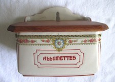 Ancienne Boite d'Allumettes en Faïence avec son grattoir.                       