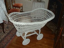 Ancien grand berceau lorrain en osier de 1920