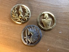 LOT DE TROIS INSIGNES DE BERET