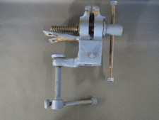 Ancien étau d'établi peint