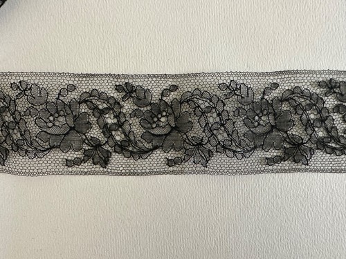 Ancienne dentelle noire sur