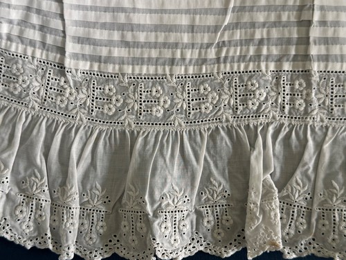 Ancien jupon broderie anglaise