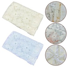 Tissu dentelle ornée de