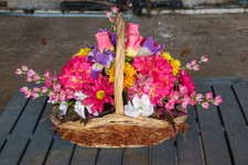 composition fleurs artificielles dans panier