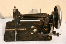ancienne machine à coudre mécanique à pied **