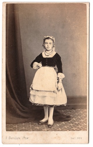 Fillette tenue traditionnelle