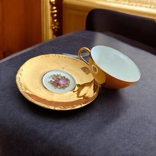 Tasse & sous-tasse dorées – JWK Karlsbad & Porcelaine de Paris – Scène Fragonard