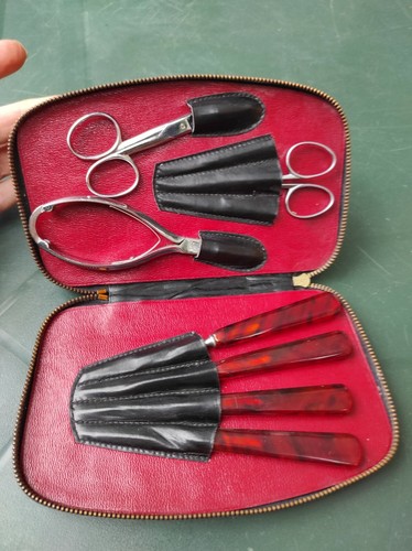 Très belle trousse - , à