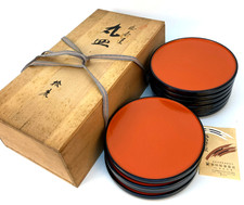 Ensemble d'assiettes laquées