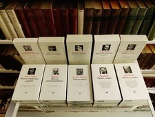 La Pléiade. Ouvrages sous coffret illustré. Vendus au prix unitaire de 45 euros.